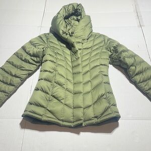Patagonia Women's olive drab Puffer Jacket w zippers and snap buttons goosedown